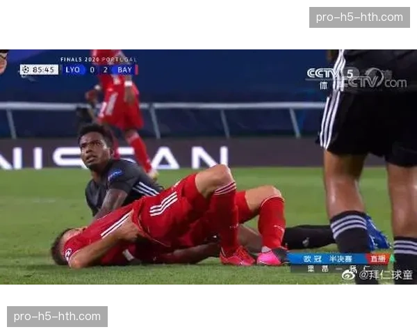 暖心一幕：拜仁小将特尔为场边小球童签名并赠送球衣